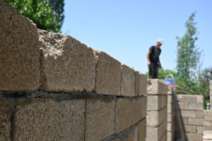 Au Kirghizistan, des maisons en riz émergent comme solution écologique et économique