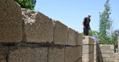 Au Kirghizistan, des maisons en riz émergent comme solution écologique et économique