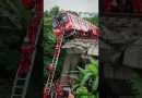 Accident de train : un véhicule bascule sur la voie!