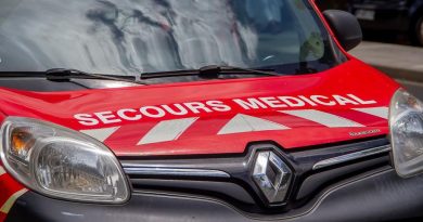 Piéton sur la Nouvelle route du littoral.