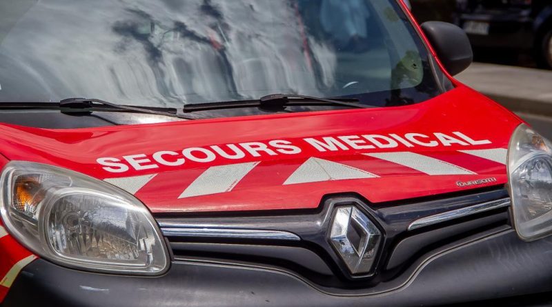 Piéton sur la Nouvelle route du littoral.