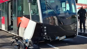 Accident mortel sur la voie du TCSP à Fort-de-France : une piétonne percutée par une moto.