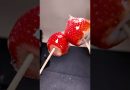 Approuvez-vous ces brochettes de fruits caramélisées ? 🍓