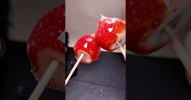 Approuvez-vous ces brochettes de fruits caramélisées ? 🍓