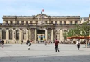 Après plus de 2 ans, le palais Rohan retrouve sa porte, symbole fort, pour ce bâtiment emblématique de Bordeaux datant des années 1780, jadis impérial puis royal