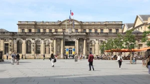 Après plus de 2 ans, le palais Rohan retrouve sa porte, symbole fort, pour ce bâtiment emblématique de Bordeaux datant des années 1780, jadis impérial puis royal