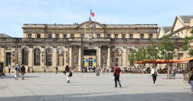 Après plus de 2 ans, le palais Rohan retrouve sa porte, symbole fort, pour ce bâtiment emblématique de Bordeaux datant des années 1780, jadis impérial puis royal