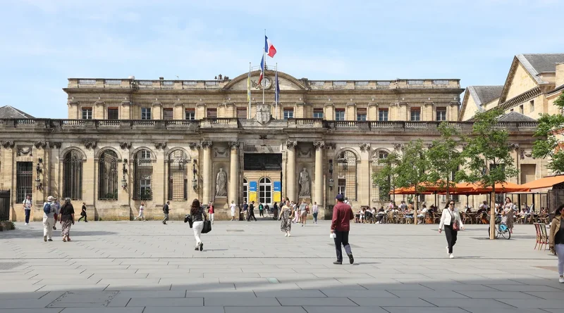 Après plus de 2 ans, le palais Rohan retrouve sa porte, symbole fort, pour ce bâtiment emblématique de Bordeaux datant des années 1780, jadis impérial puis royal