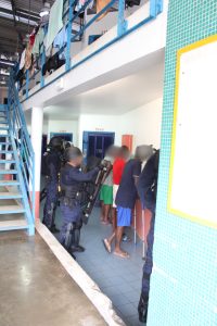 Armes artisanales, téléphones et stupéfiants découverts lors de "fouilles XXL" au Centre pénitentiaire de Guyane