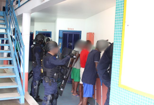 Armes artisanales, téléphones et stupéfiants découverts lors de "fouilles XXL" au Centre pénitentiaire de Guyane