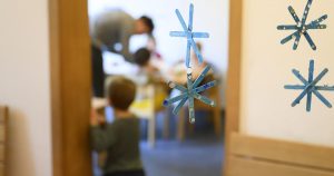 Attaquée par l'UDC, la commune de Val-de-Travers se défend de vouloir interdire Noël dans les crèches | RTS