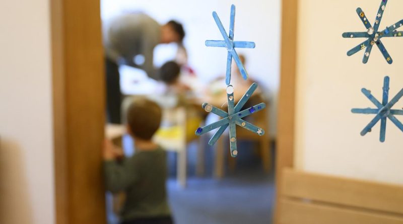 Attaquée par l'UDC, la commune de Val-de-Travers se défend de vouloir interdire Noël dans les crèches | RTS