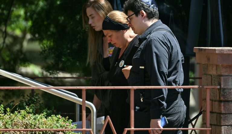 Attentat de Sydney: l'Australie enterre une jeune victime et veut sévir contre l'extrémisme