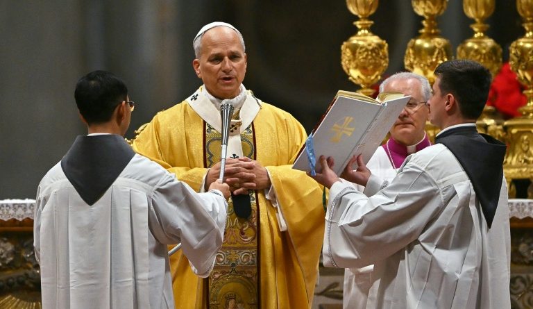 Au Vatican, Léon XIV célèbre sa première messe de Noël