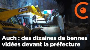 Auch : des agriculteurs déversent des bennes devant la préfecture