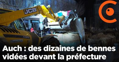 Auch : des agriculteurs déversent des bennes devant la préfecture