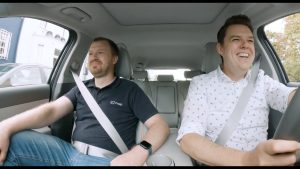 Bastian Kopka chante dans Carpool KaraOGE – Épisode 8