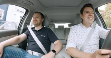 Bastian Kopka chante dans Carpool KaraOGE – Épisode 8