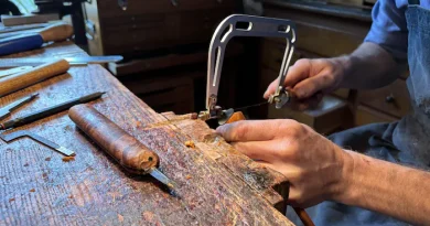 Éric gagné, une scie à la main.