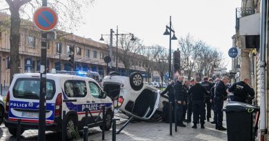 Bordeaux : un conducteur fait un refus d’obtempérer, accélère et finit par retourner sa voiture sur le toit