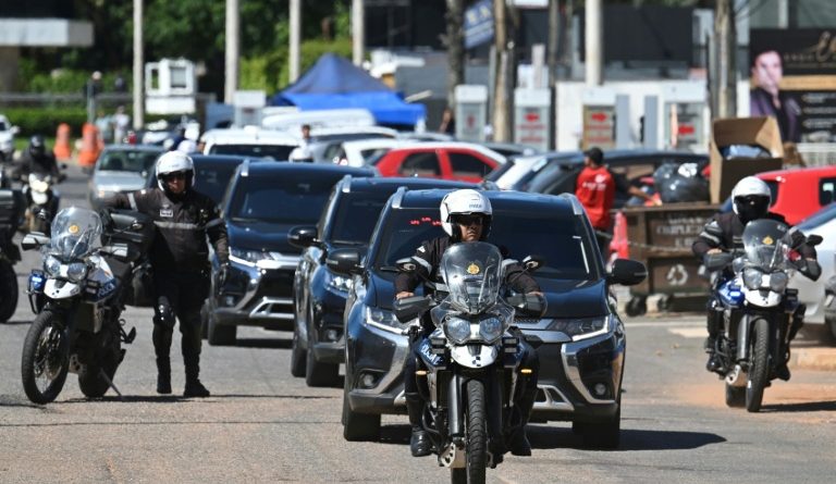 Brésil: Bolsonaro à l'hôpital pour une opération, première sortie de prison