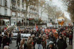 Budget 2026 : mobilisation sociale en France contre la dégradation des services publics