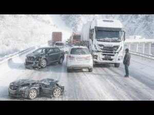 CHAOS DANS LA NEIGE : Véhicules hors de contrôle sur routes glissantes