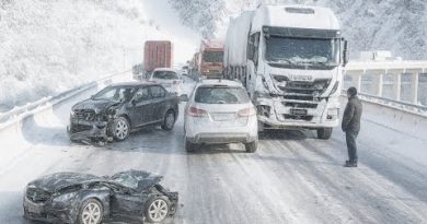 CHAOS DANS LA NEIGE : Véhicules hors de contrôle sur routes glissantes
