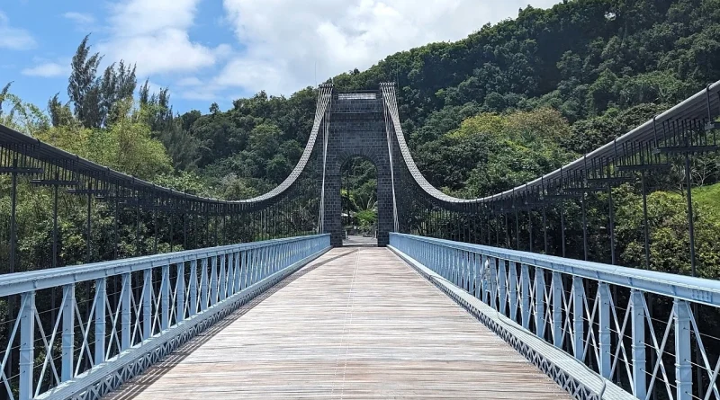 CIREST : un concours à 8,5 millions d'euros pour la valorisation du pont suspendu de la rivière de l’Est