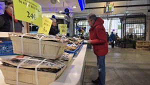 "Ça dépend de mon humeur" : au marché à Nantes, avant le réveillon de Noël, les amateurs d'huîtres ont leurs préférences - ICI