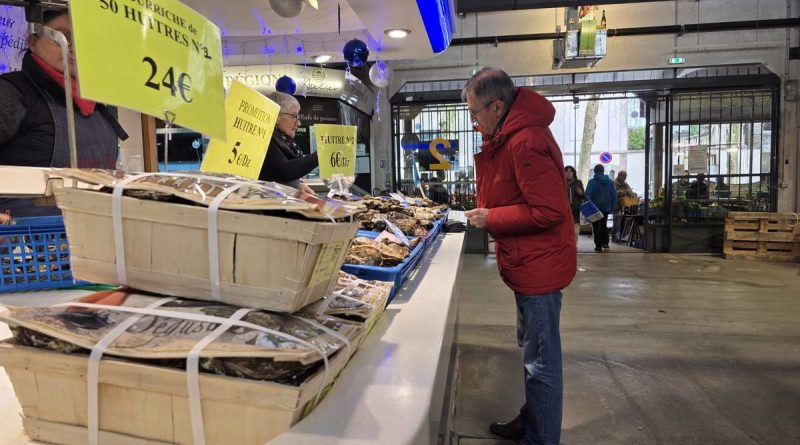 "Ça dépend de mon humeur" : au marché à Nantes, avant le réveillon de Noël, les amateurs d'huîtres ont leurs préférences - ICI