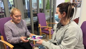 "Ça fait plaisir qu'on pense à nous" : les résidents d'un Ehpad reçoivent des cartes des vœux envoyées par des inconnus - ICI