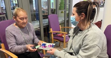 "Ça fait plaisir qu'on pense à nous" : les résidents d'un Ehpad reçoivent des cartes des vœux envoyées par des inconnus - ICI