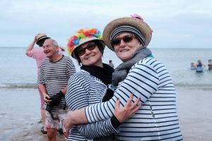 Cabourg, Houlgate et Merville-Franceville : des bains de mer « givrés » pour finir 2025 et débuter 2026
