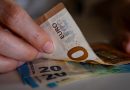 Des billets de banque tenus dans des mains