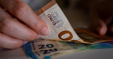 Des billets de banque tenus dans des mains