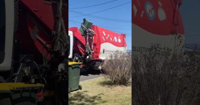 Camion poubelle à chargement latéral rouge !