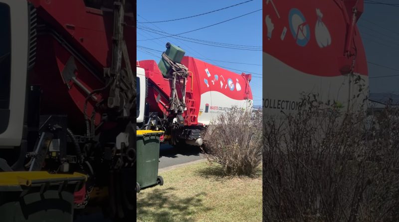 Camion poubelle à chargement latéral rouge !