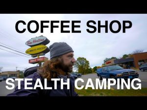 Camping discret dans un café