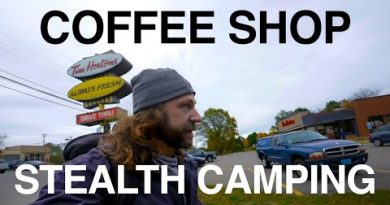 Camping discret dans un café