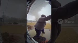 Caseoh emporté par une tornade ! #shorts #caseoh