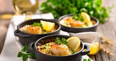 Cassolette de noix de Saint-Jacques gratinée au four champignons et sauce normande