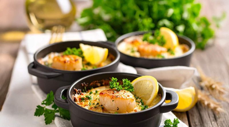 Cassolette de noix de Saint-Jacques gratinée au four champignons et sauce normande