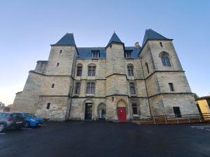 Ce détenu violent estime que « les insultes font partie du métier », il a été jugé à Argentan