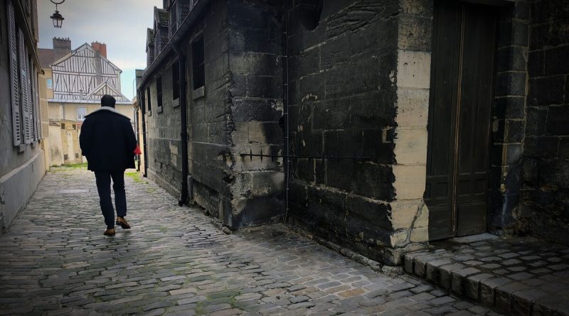 « C’est un vrai problème » : à Compiègne, faire pipi dans les petites rues vous coûtera 335 euros