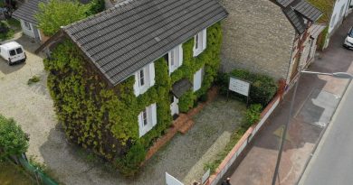 Cette maison historique en bois et en paille, modèle énergétique, est aujourd'hui un monument en péril