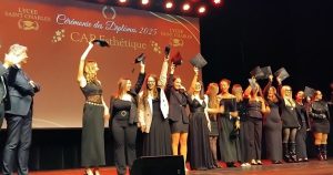 Chalon-sur-Saône. Robes noires, paillettes et cravates dorées à la remise des diplômes du lycée professionnel Saint-Charles