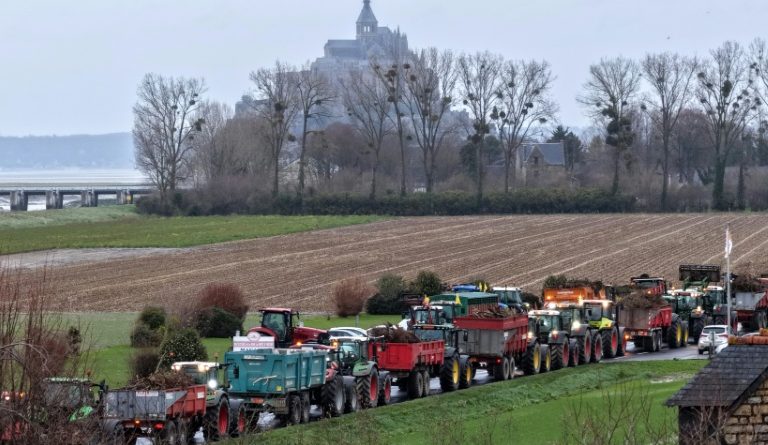 Colère agricole dans le Sud-Ouest: autoroutes perturbées, visite express de Lecornu