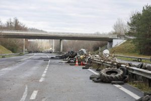Colère agricole : les blocages toujours en place, des tronçons d’autoroutes rouverts
