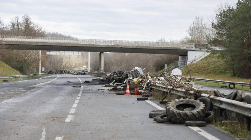 Colère agricole : les blocages toujours en place, des tronçons d’autoroutes rouverts